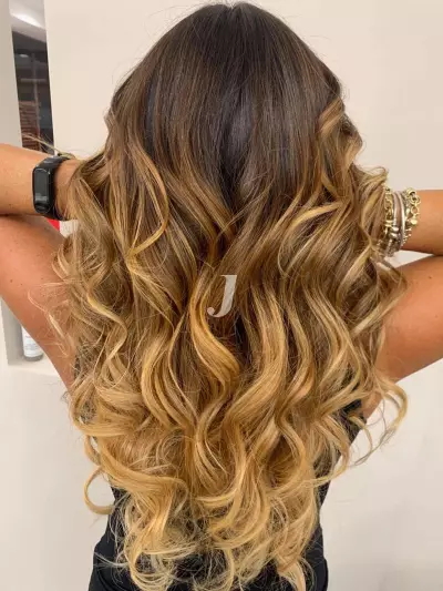 Foto di donna con capelli lunghi biondo medio dorato