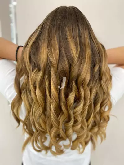 Foto di donna con capelli lunghi biondo medio dorato