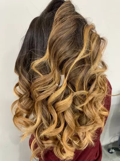 Foto di donna con capelli lunghi biondo medio dorato