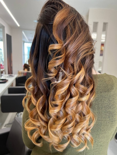 Foto di donna con capelli lunghi biondo medio dorato