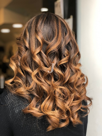 Foto di donna con capelli lunghi biondo medio dorato