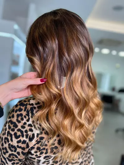 Foto di donna con capelli lunghi biondo medio dorato