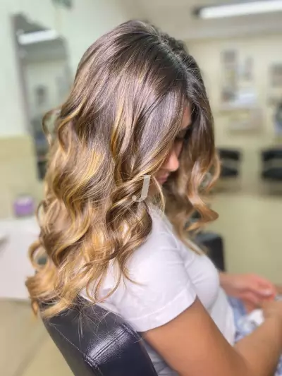 Foto di donna con capelli lunghi biondo medio dorato