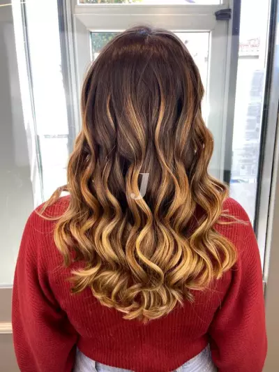 Foto di donna con capelli lunghi biondo medio dorato