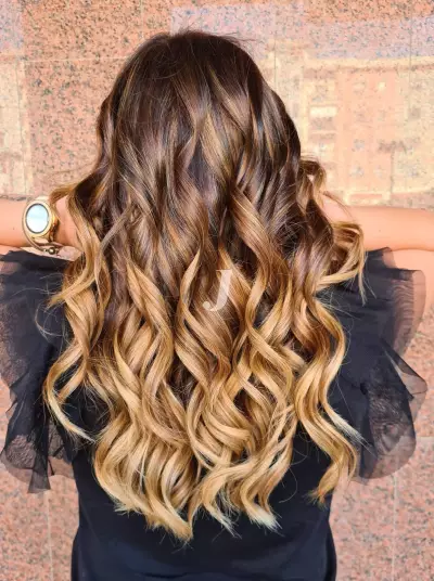 Foto di donna con capelli lunghi biondo medio dorato