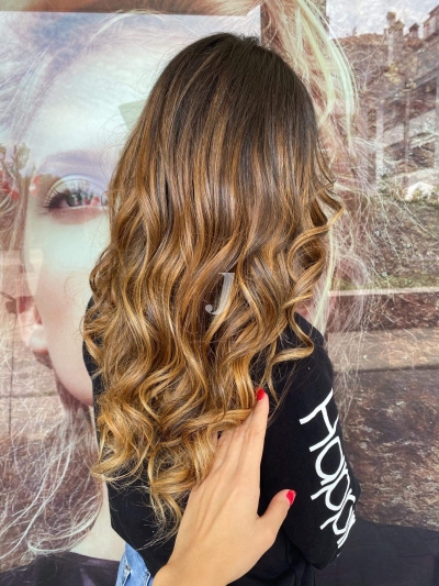 Foto di donna con capelli lunghi biondo medio dorato