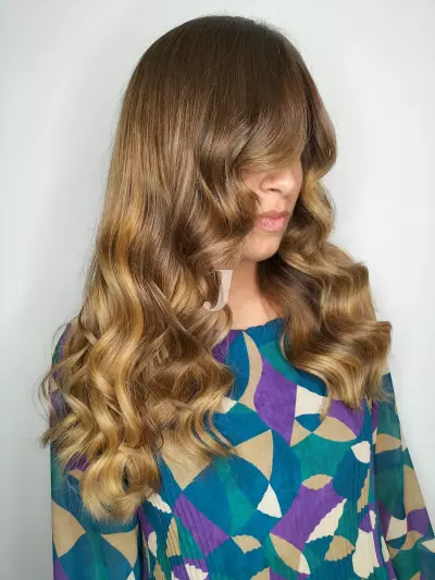 Foto di donna con capelli lunghi biondo medio dorato