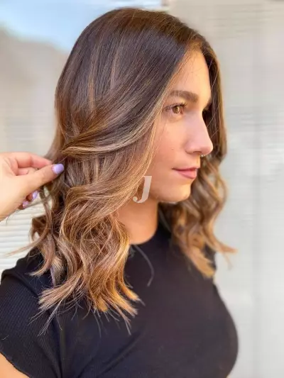 Foto di donna con capelli lunghi biondo medio dorato