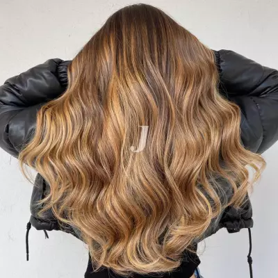 Foto di donna con capelli lunghi biondo medio dorato