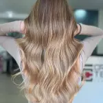 Foto di donna con capelli lunghi biondo medio sabbia