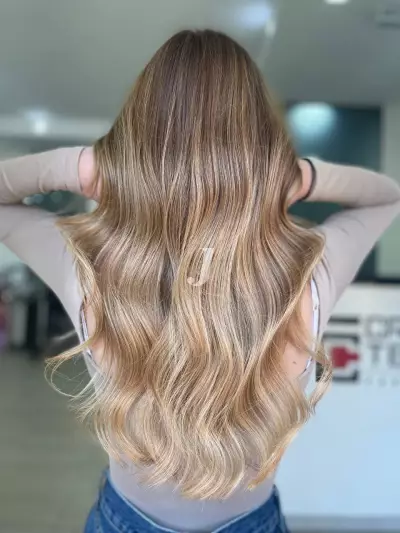 Foto di donna con capelli lunghi biondo medio sabbia