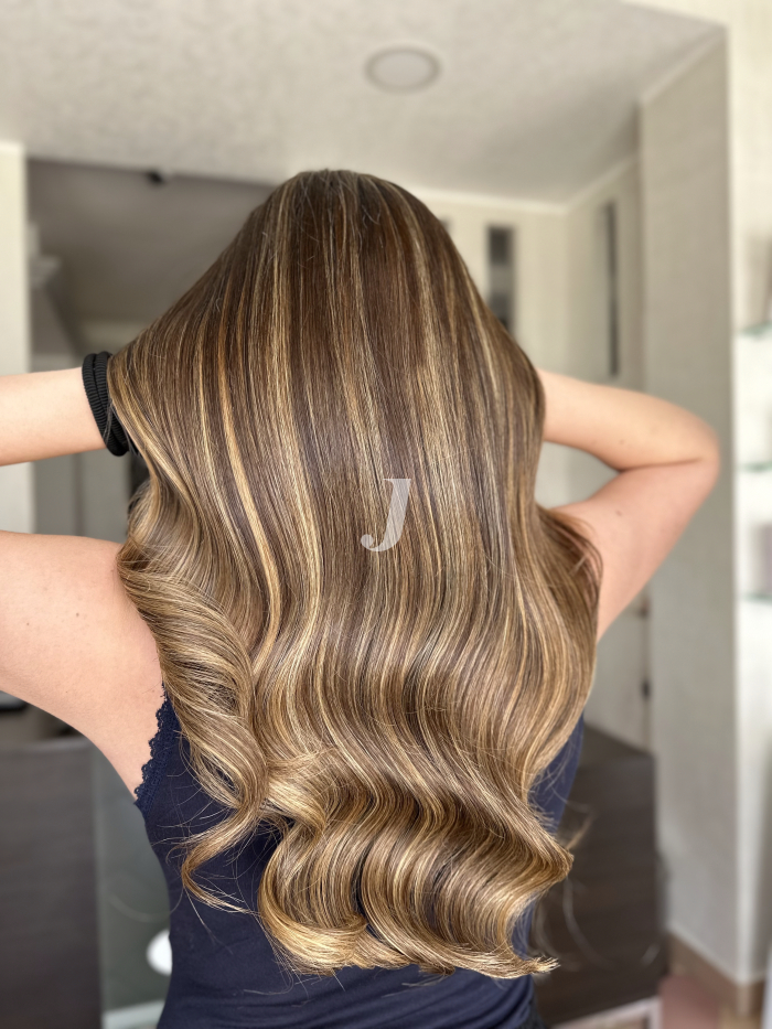 Foto di donna con capelli lunghi biondo medio sabbia