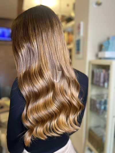 Foto di donna con capelli lunghi biondo medio sabbia