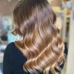 Foto di donna con capelli lunghi biondo medio sabbia