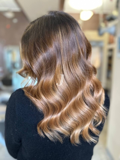 Foto di donna con capelli lunghi biondo medio sabbia