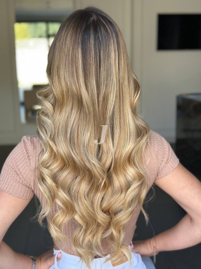 Foto di donna con capelli lunghi biondo medio sabbia