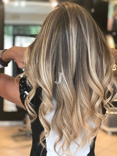 Foto di donna con capelli lunghi biondo medio sabbia