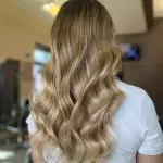 Foto di donna con capelli lunghi biondo medio sabbia