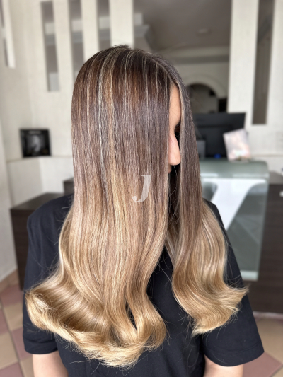 Foto di donna con capelli lunghi biondo medio sabbia