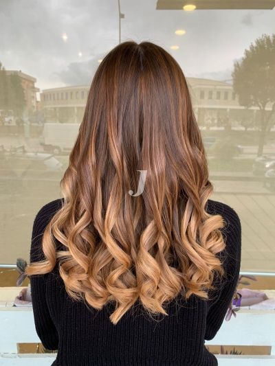 Foto di donna con capelli lunghi biondo medio sabbia