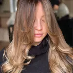 Foto di donna con capelli lunghi biondo medio sabbia