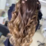 Foto di donna con capelli lunghi biondo medio sabbia