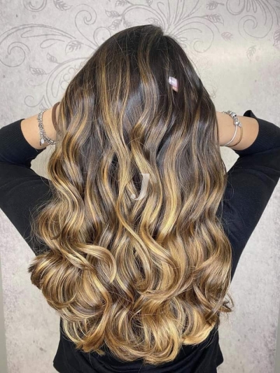 Foto di donna con capelli lunghi biondo medio sabbia