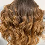 Foto di donna con capelli lunghi biondo medio sabbia