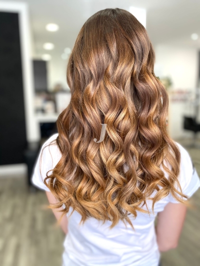 Foto di donna con capelli lunghi biondo medio sabbia