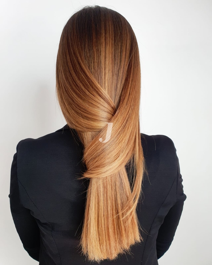Foto di donna con capelli lunghi biondo medio sabbia