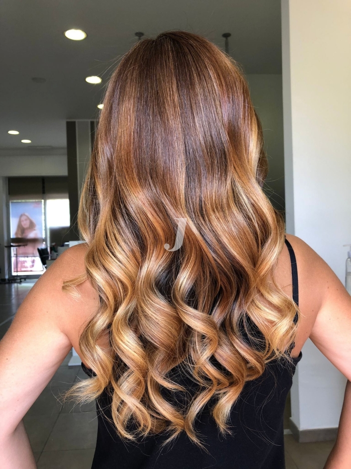Foto di donna con capelli lunghi biondo medio sabbia