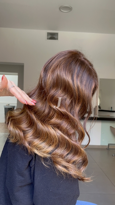Foto di donna con capelli lunghi biondo medio sabbia