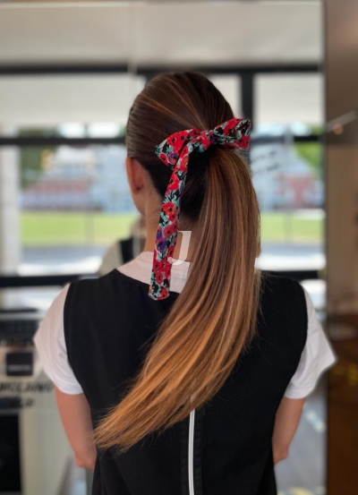 Foto di donna con capelli lunghi biondo medio sabbia