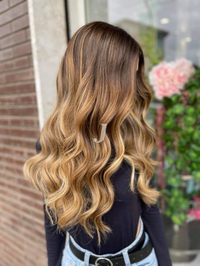 Foto di donna con capelli lunghi biondo medio sabbia