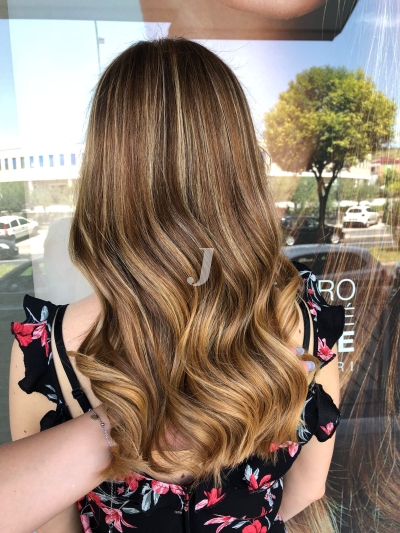 Foto di donna con capelli lunghi biondo medio sabbia