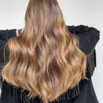 Foto di donna con capelli lunghi biondo medio sabbia