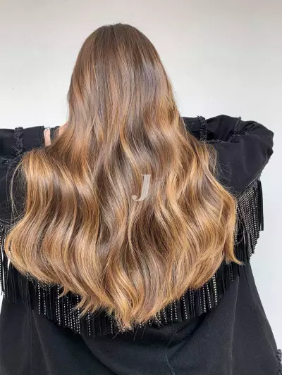 Foto di donna con capelli lunghi biondo medio sabbia
