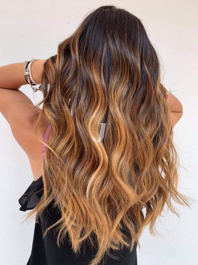 Foto di donna con capelli lunghi biondo medio sabbia