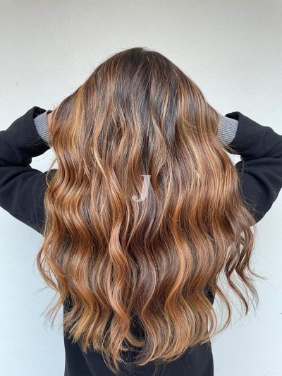 Foto di donna con capelli lunghi biondo medio sabbia