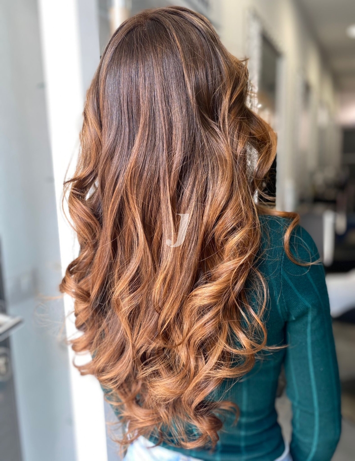 Foto di donna con capelli lunghi biondo medio sabbia