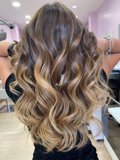 Foto di donna con capelli lunghi biondo medio sabbia