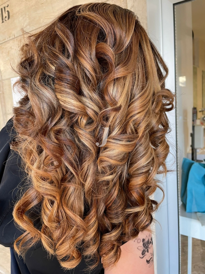 Foto di donna con capelli lunghi biondo medio sabbia