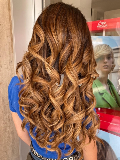 Foto di donna con capelli lunghi biondo medio sabbia