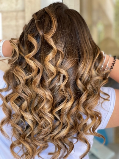 Foto di donna con capelli lunghi biondo medio sabbia