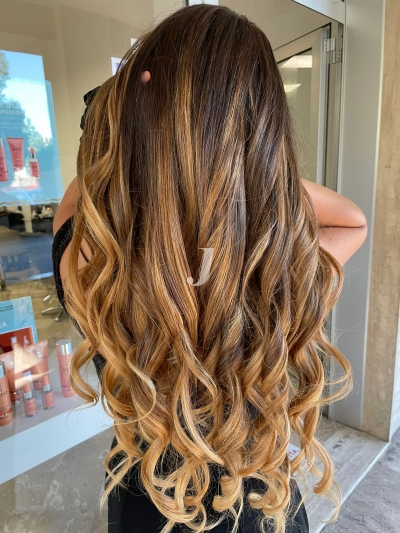 Foto di donna con capelli lunghi biondo medio sabbia