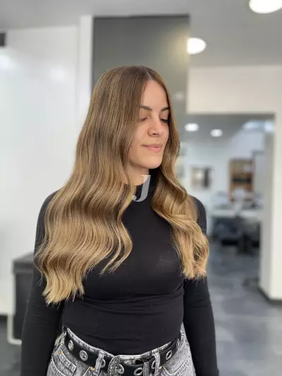 Foto di donna con capelli lunghi biondo medio sabbia