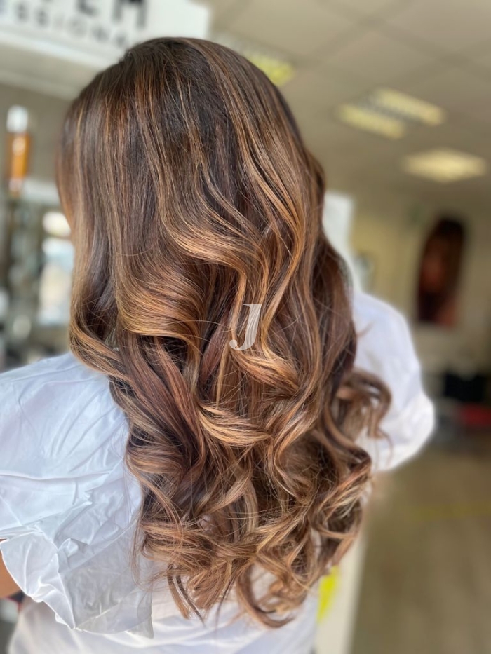 Foto di donna con capelli lunghi biondo medio sabbia