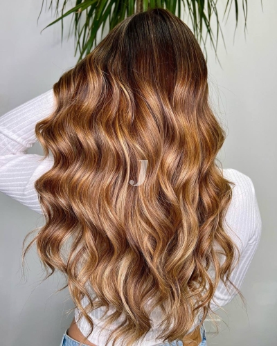 Foto di donna con capelli lunghi biondo medio sabbia