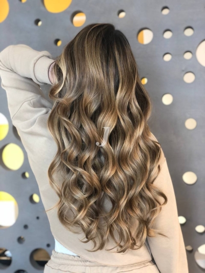 Foto di donna con capelli lunghi biondo medio sabbia