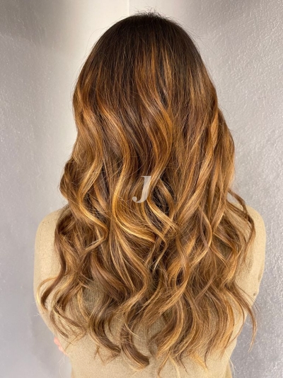 Foto di donna con capelli lunghi biondo medio sabbia